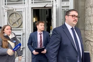 Um representante da embaixada britânica sai do edifício principal do Ministério das Relações Exteriores da Rússia em Moscou, Rússia, na segunda -feira